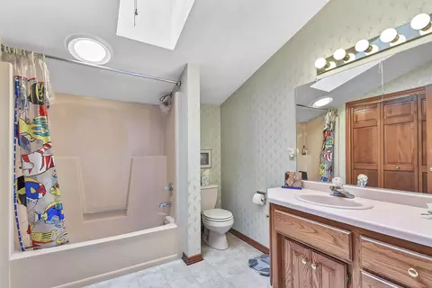 Bath - 901 E Foxmoor Ln, Appleton, WI 54911 photo 7 of 7