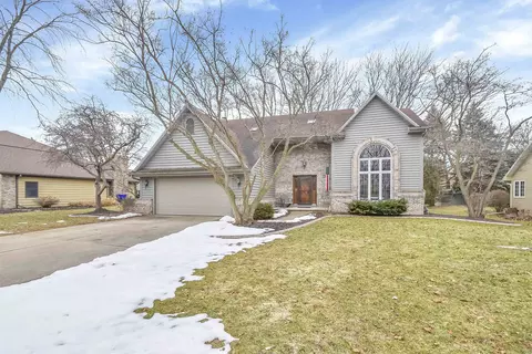 Exterior - 901 E Foxmoor Ln, Appleton, WI 54911 photo 4 of 12