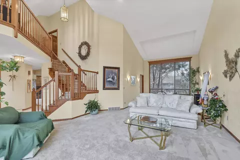 Living - 901 E Foxmoor Ln, Appleton, WI 54911 photo 3 of 8