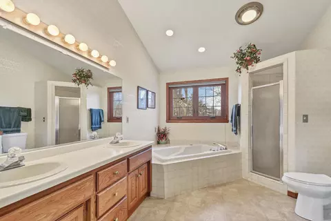 Bath - 901 E Foxmoor Ln, Appleton, WI 54911 photo 4 of 7