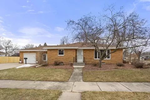 213 W 16th St, Kaukauna, WI 54130