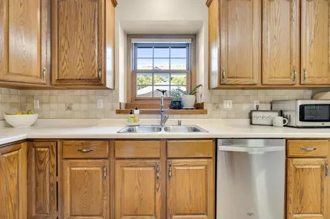 Kitchen - 400 E Wayfarer Ln, Appleton, WI 54913 photo 6 of 8