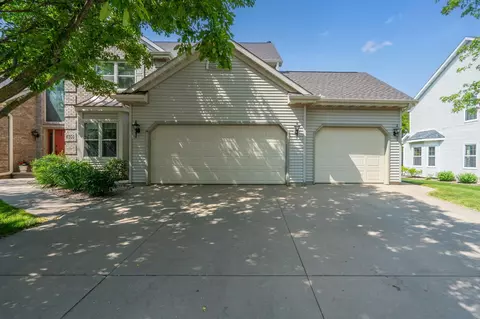 Exterior - 400 E Wayfarer Ln, Appleton, WI 54913 photo 3 of 27