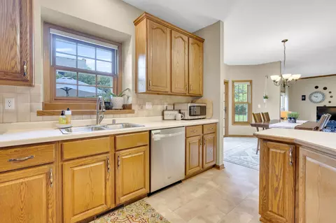 Kitchen - 400 E Wayfarer Ln, Appleton, WI 54913 photo 4 of 8