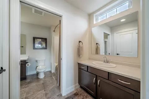 Bath - 219 E Bluewater Way, Appleton, WI 54913 photo 3 of 5