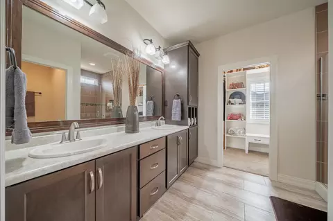 Bath - 219 E Bluewater Way, Appleton, WI 54913 photo 1 of 5