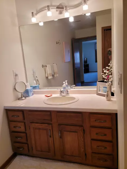 Bath - 2486 Stroebe Island Dr, Appleton, WI 54914 photo 1 of 3