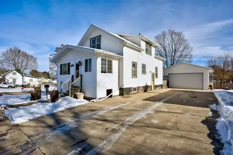 1402 S Pearl St, New London, WI 54961
