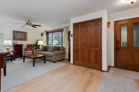 Living - 21 Sunray Ct, Appleton, WI 54915 photo 2 of 6