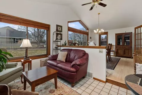 Living - 21 Sunray Ct, Appleton, WI 54915 photo 4 of 6