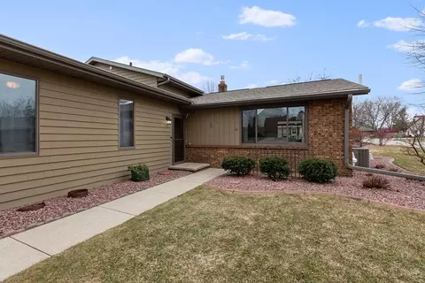 Exterior - 21 Sunray Ct, Appleton, WI 54915 photo 6 of 7