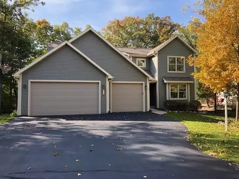 545 Woodland Cir, Waupaca, WI 54981