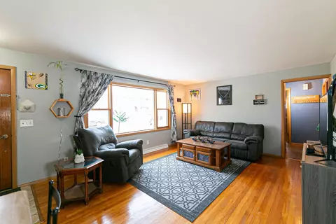 Living - 1321 S Riverdale Dr, Appleton, WI 54914 photo 2 of 7