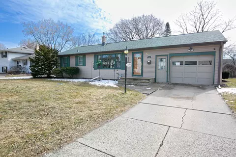 1321 S Riverdale Dr, Appleton, WI 54914