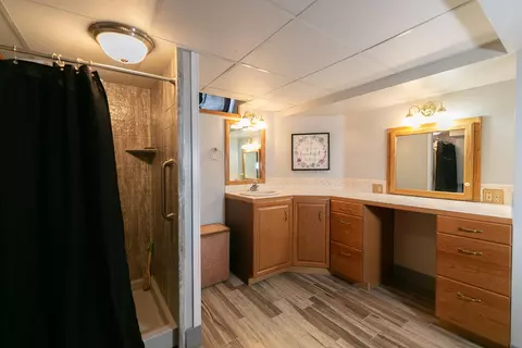 Bath - 1321 S Riverdale Dr, Appleton, WI 54914 photo 2 of 2