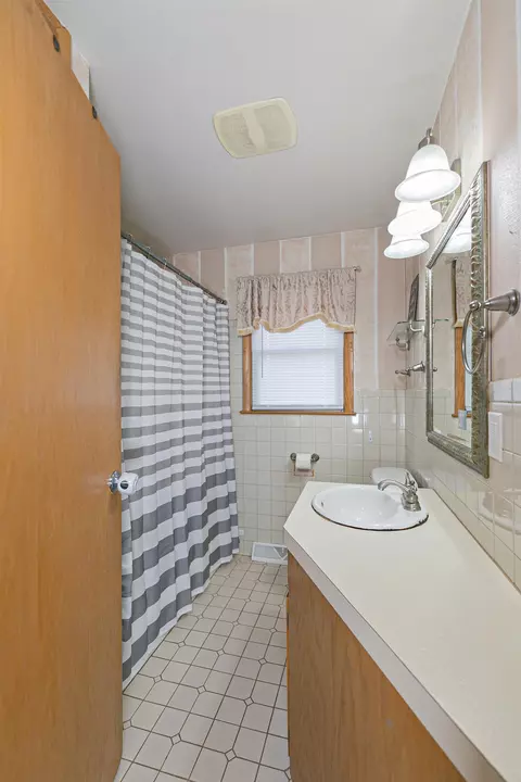 Bath - 1321 S Riverdale Dr, Appleton, WI 54914 photo 1 of 2