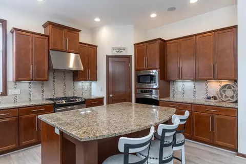 Kitchen - 330 E Flintrock Dr, Appleton, WI 54913 photo 3 of 5
