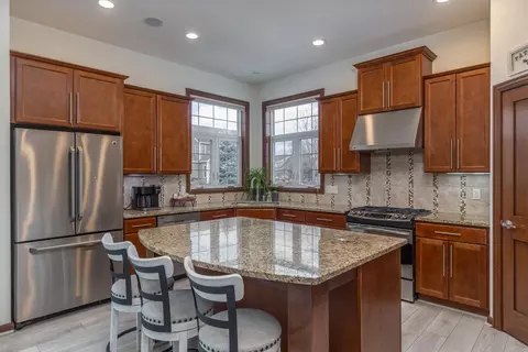 Kitchen - 330 E Flintrock Dr, Appleton, WI 54913 photo 4 of 5