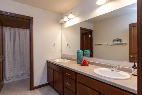 Bath - 330 E Flintrock Dr, Appleton, WI 54913 photo 5 of 6