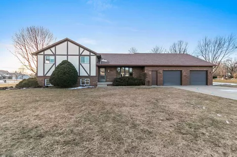 2974 Mayflower Rd, Green Bay, WI 54311