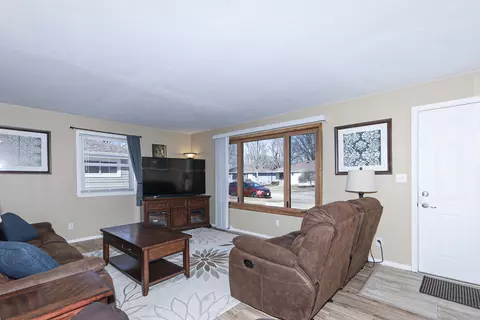Living - 1125 W Frances St, Appleton, WI 54914 photo 2 of 6