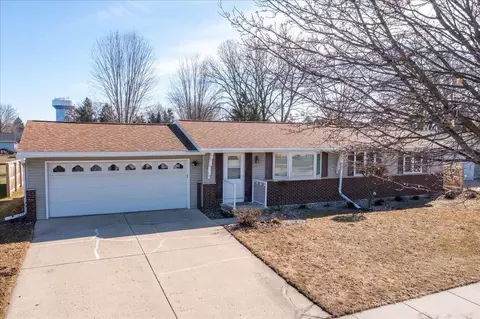 860 Greenfield Trl, Oshkosh, WI 54904