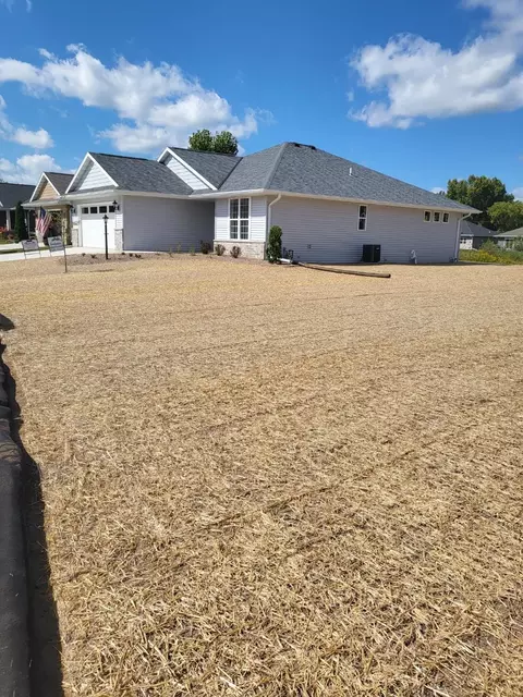 Exterior - 5024 N Milkweed Trl, Appleton, WI 54913 photo 5 of 6