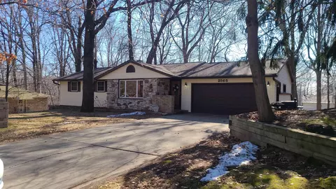 2565 Hazelwood Ln, Green Bay, WI 54304