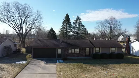 3270 Meadow Cir, Green Bay, WI 54311