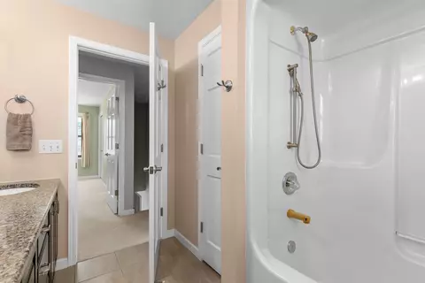 Bath - 4101 N Windcross Dr, Appleton, WI 54913 photo 3 of 6