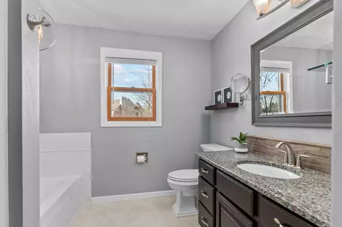 Bath - 4101 N Windcross Dr, Appleton, WI 54913 photo 4 of 6