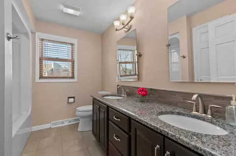 Bath - 4101 N Windcross Dr, Appleton, WI 54913 photo 2 of 6