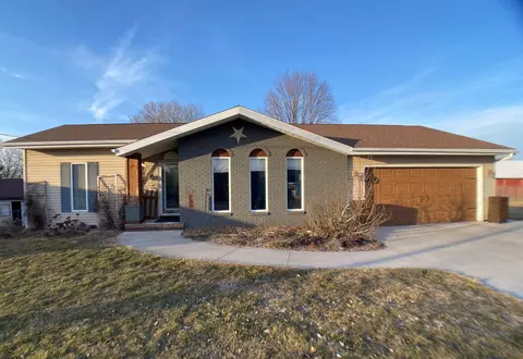 205 E Freeborn St, Cecil, WI 54111