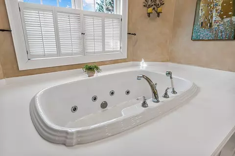 Bath - 4117 N Windover Ct, Appleton, WI 54913 photo 3 of 6