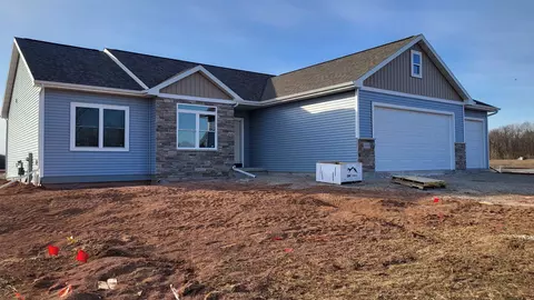 1020 Lotus Trl, Menasha, WI 54952