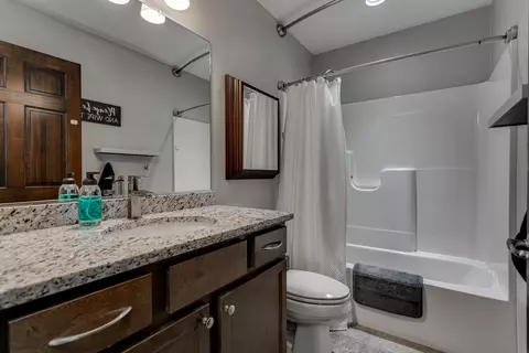 Bath - 5394 W Pleasant Way, Appleton, WI 54913 photo 2 of 3
