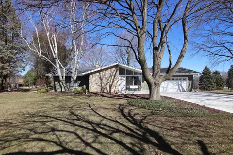 60 Sunnyhill Ave, Oshkosh, WI 54902