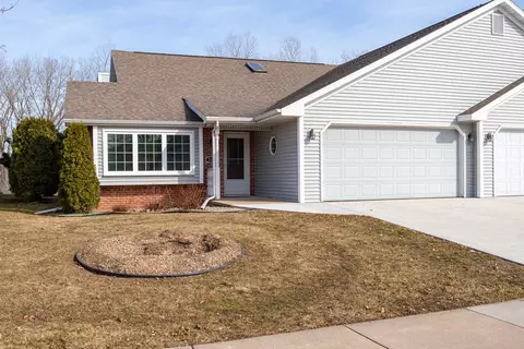 226 Lake Pointe Dr, Oshkosh, WI 54904