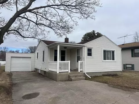 304 Henes Park Dr, Menominee, MI 49858