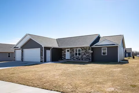 1921 Red Fox Ln, Kaukauna, WI 54130