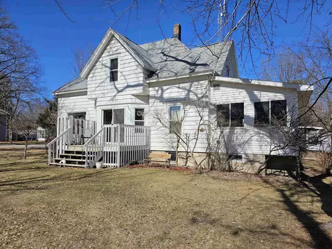 811 S Main St, Waupaca, WI 54981