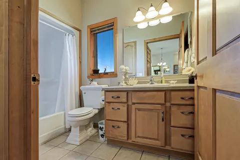 Bath - 547 Fair St, Wrightstown, WI 54180 photo 2 of 3