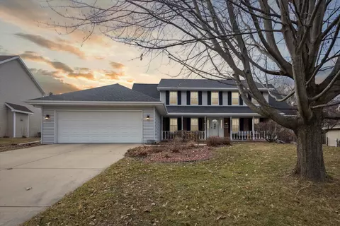 889 Pinecrest Rd, Green Bay, WI 54313