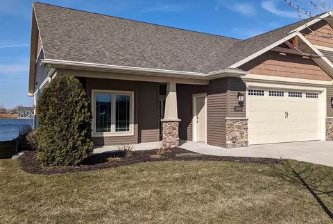 1331 Prairie Lake Cir, Neenah, WI 54956