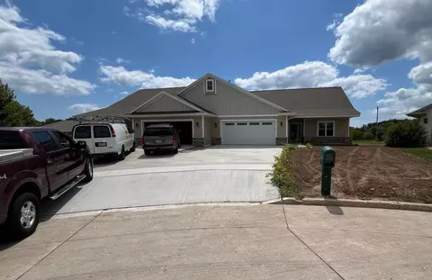 523 Maple Leaf Ct, Manitowoc, WI 54220