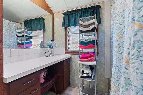 Bath - 1006 W Lorain St, Appleton, WI 54914 photo 2 of 2