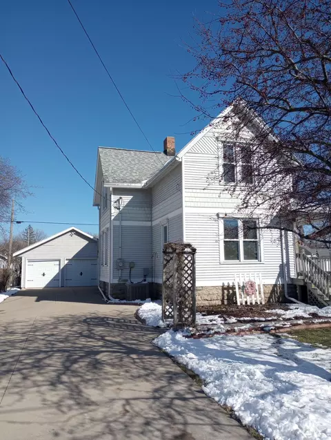 632 S Commercial St, Neenah, WI 54956