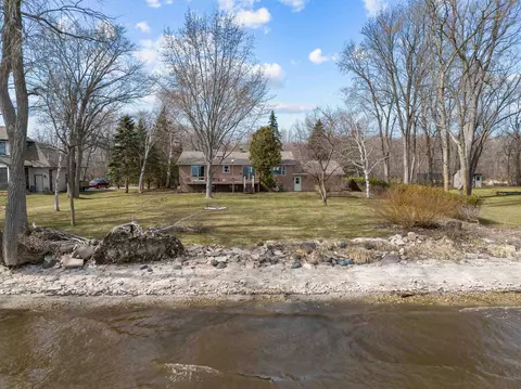 1417 Cowling Bay Rd, Neenah, WI 54956