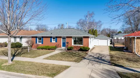 Exterior - 1100 E Marquette St, Appleton, WI 54911 photo 3 of 6