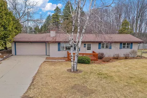 806 W Spruce Dr, Sturgeon Bay, WI 54235
